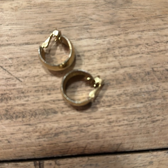 Classic 80s gold Direction One Vintage Clip On Earrings signed - Picture 6 of 7